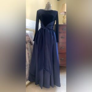 Midnight Blue Ballgown Women’s Size 6 Velvet Top Wrapped Satin Tulle Lined Skirt